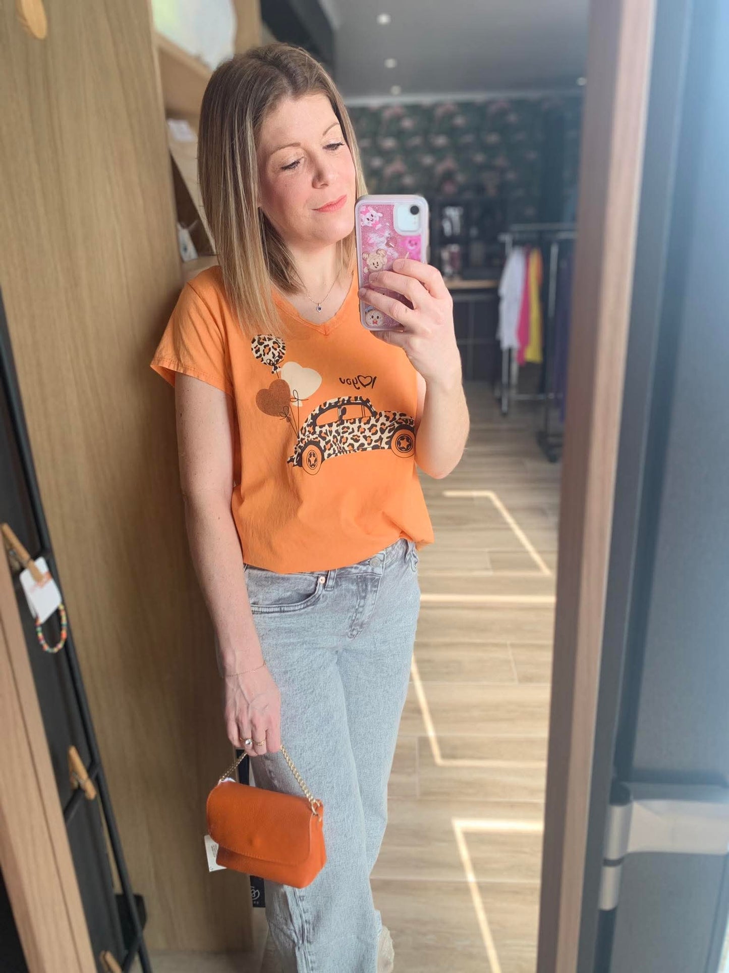 T-shirt orange à motifs léopard