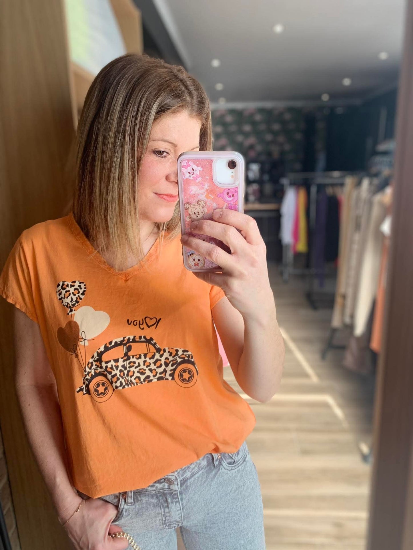 T-shirt orange à motifs léopard