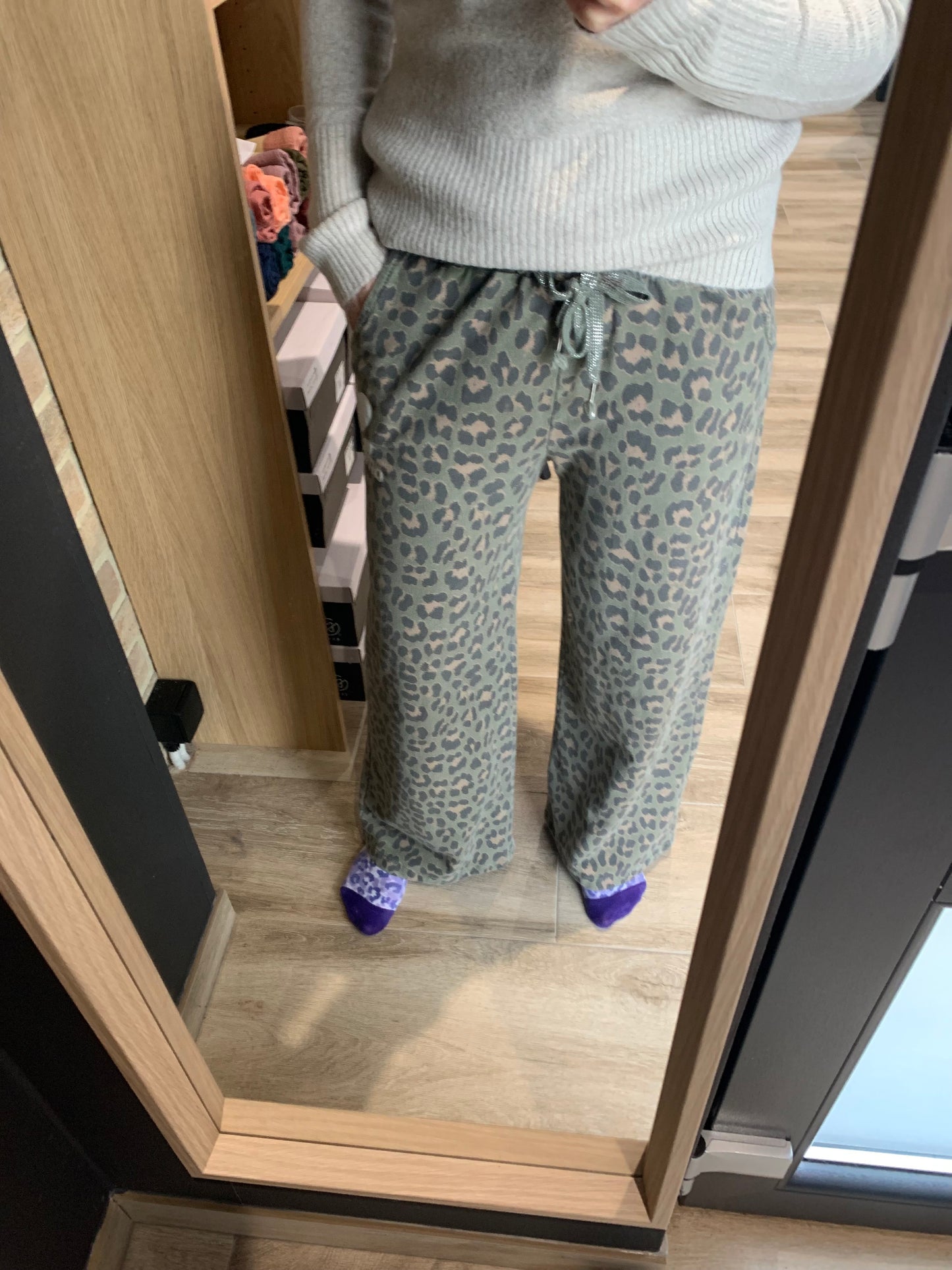 Pantalon large léopard kaki « amour »