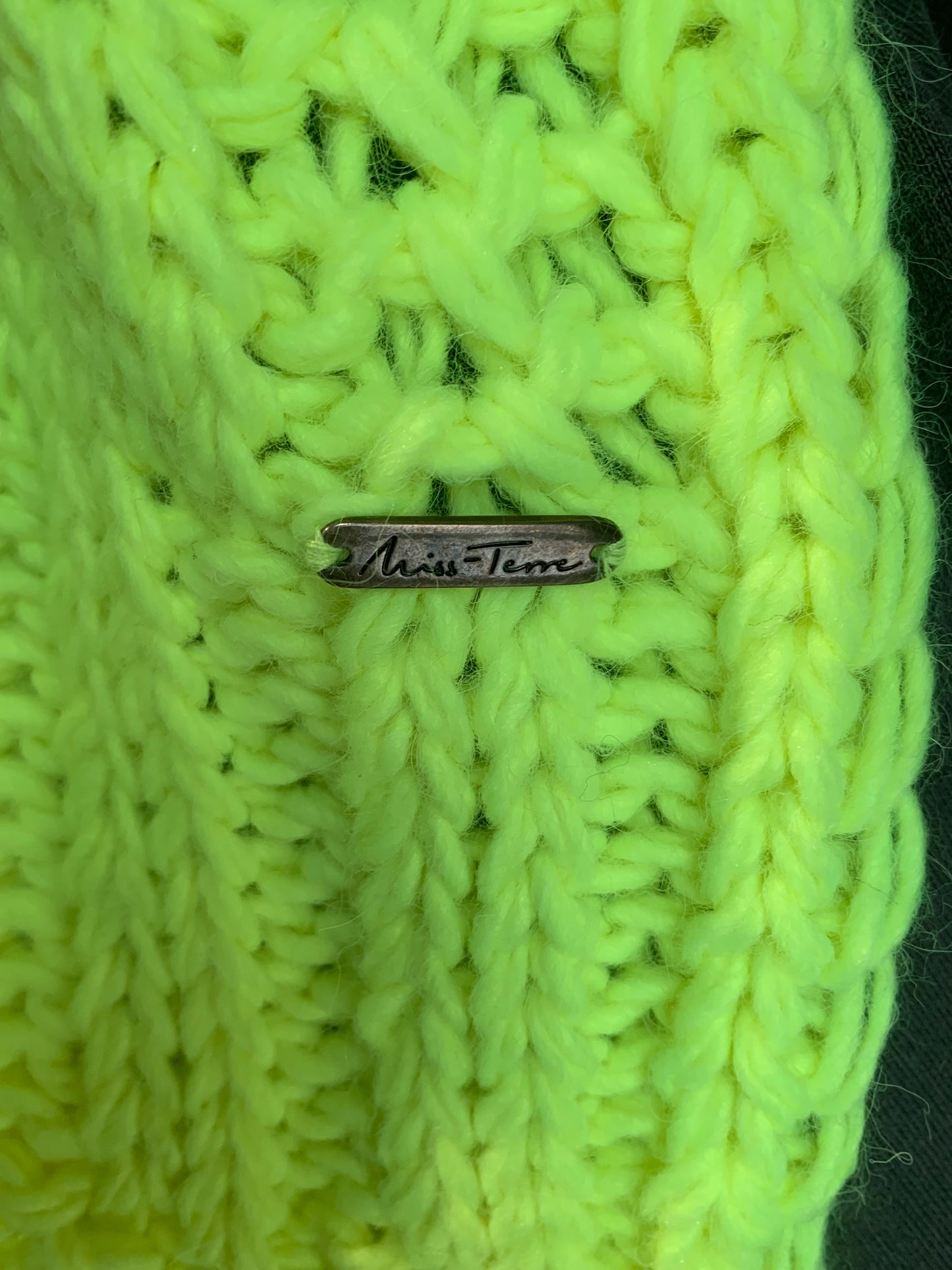 Écharpe jaune fluo miss terre